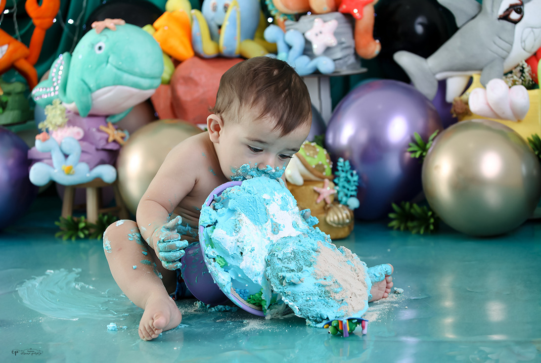 Ensaio Bryan - smash the cake - comendo o bolo