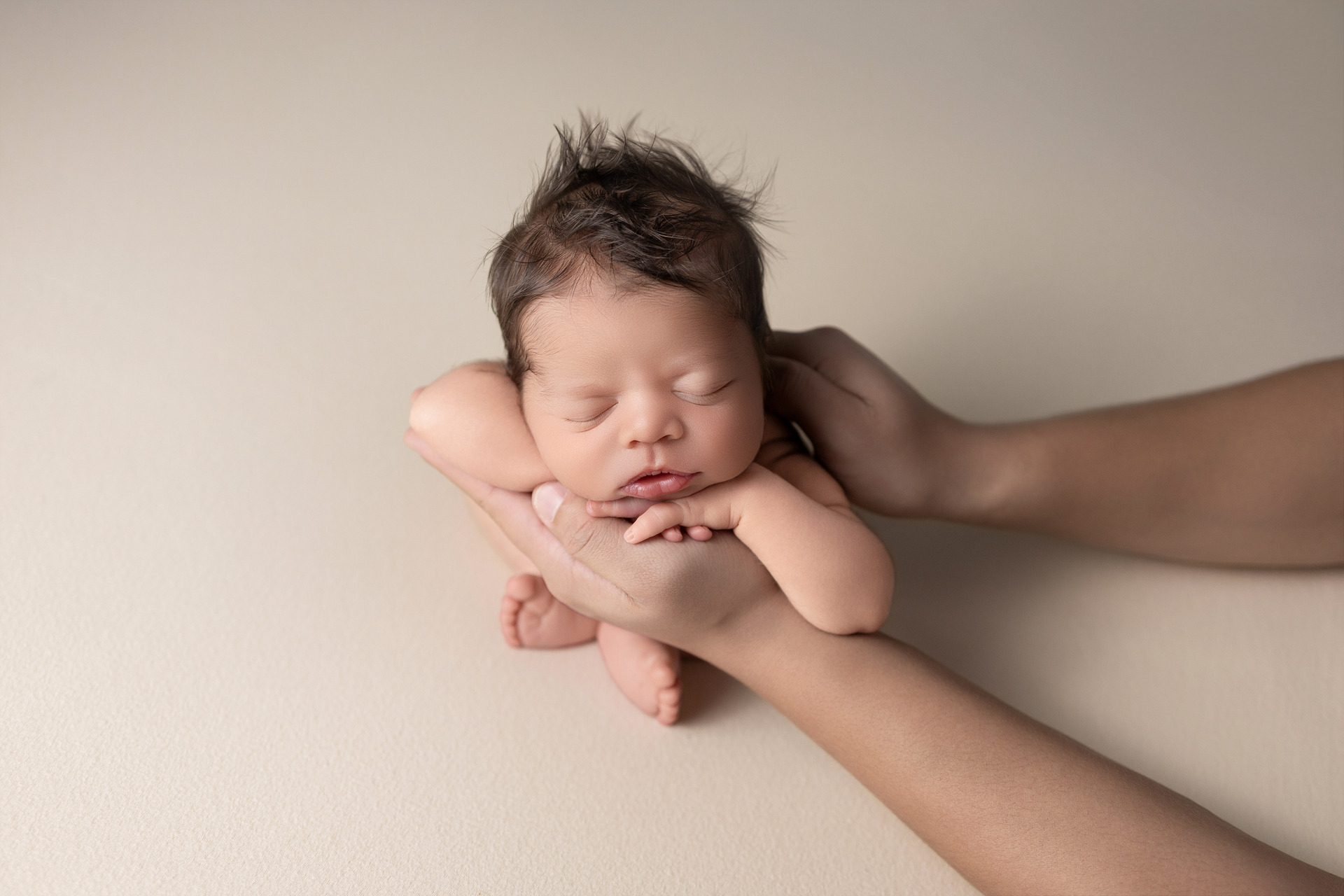 IMAGEM 01 — Capa: ensaio newborn em paleta neutra, bem resolvido. Horizontal 3:2.