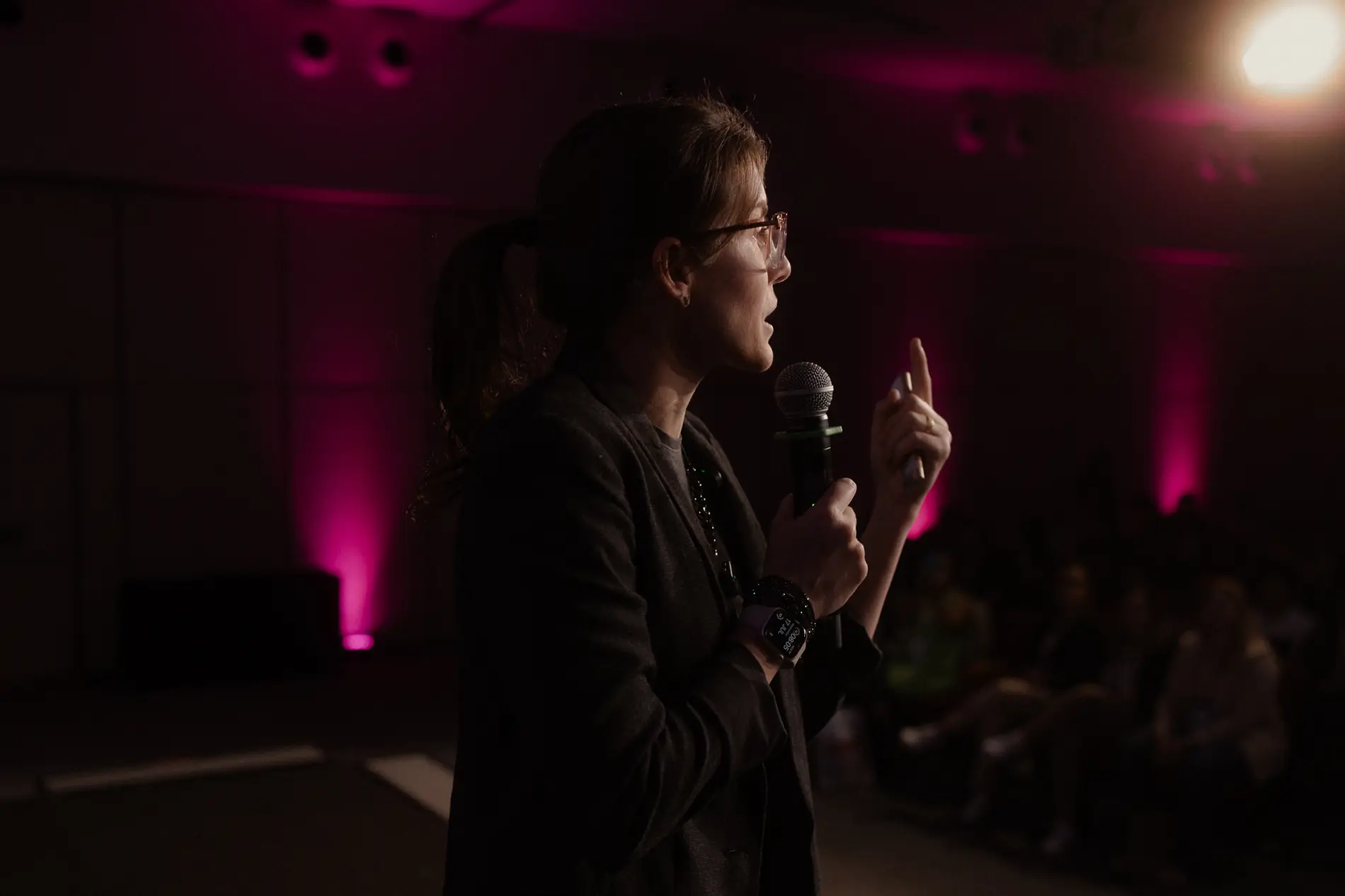 Bel Ferreira em palestra, no palco