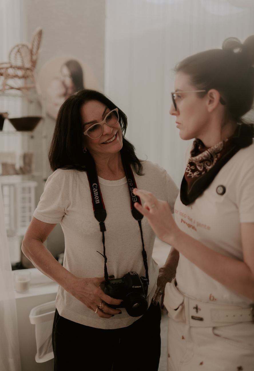 Bel conversa com uma aluna que segura a câmera, no workshop de setembro