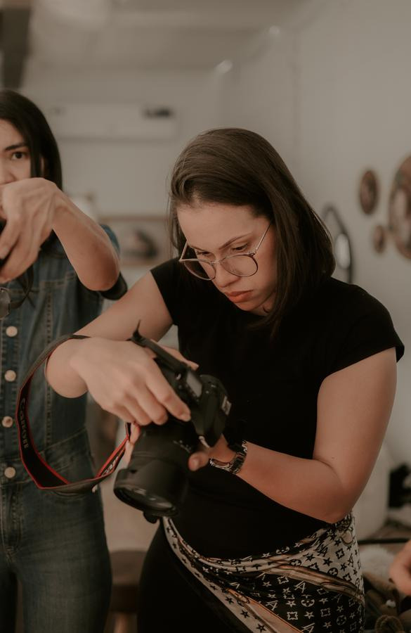 Uma aluna fotografa de perto