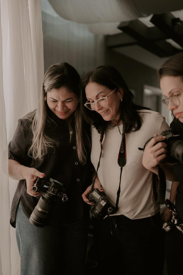 Alunas conferem as fotos na tela da câmera