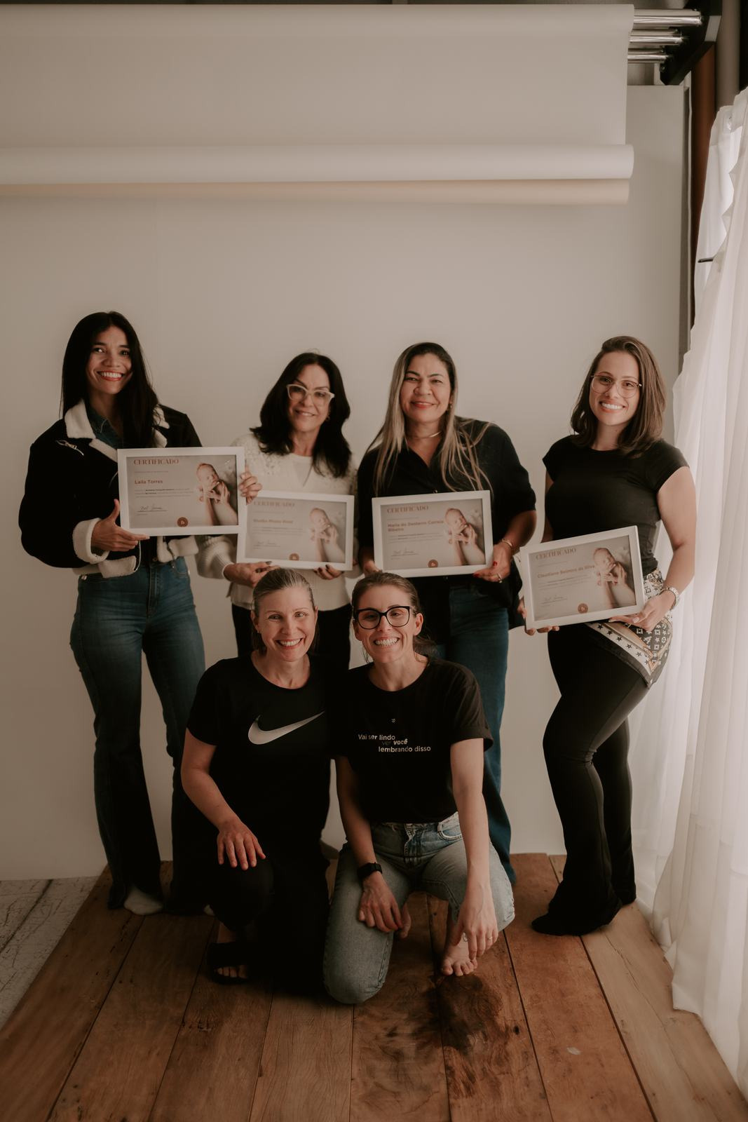 A turma do workshop de setembro reunida com os certificados, ao lado de Bel