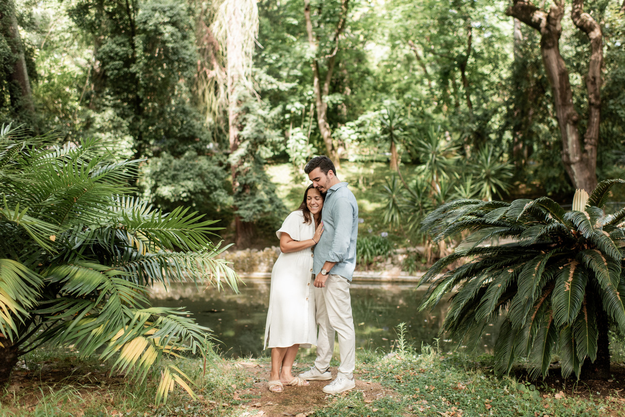 Engagement photos in Lisbon’s Jardim Botânico couple walking through the botanical garden