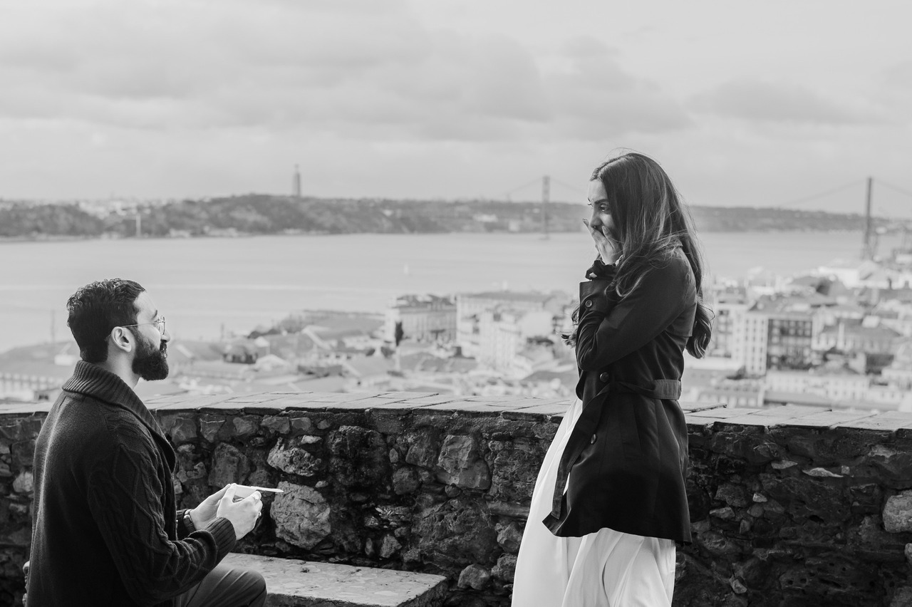 Engagement proposal photography at Castelo de São Jorge, Lisbon, Portugal