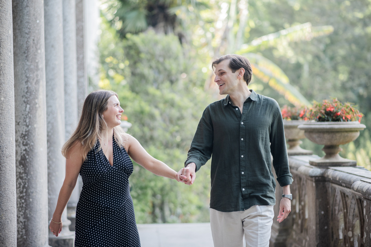 Catherine and Zach walking hand in hand along the arcaded terrace at Palácio de Monserrate, Sintra, by Mariana Castanheira