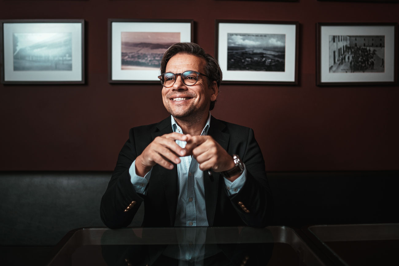 fotografia de retrato profissional de C.E.O. no escritorio