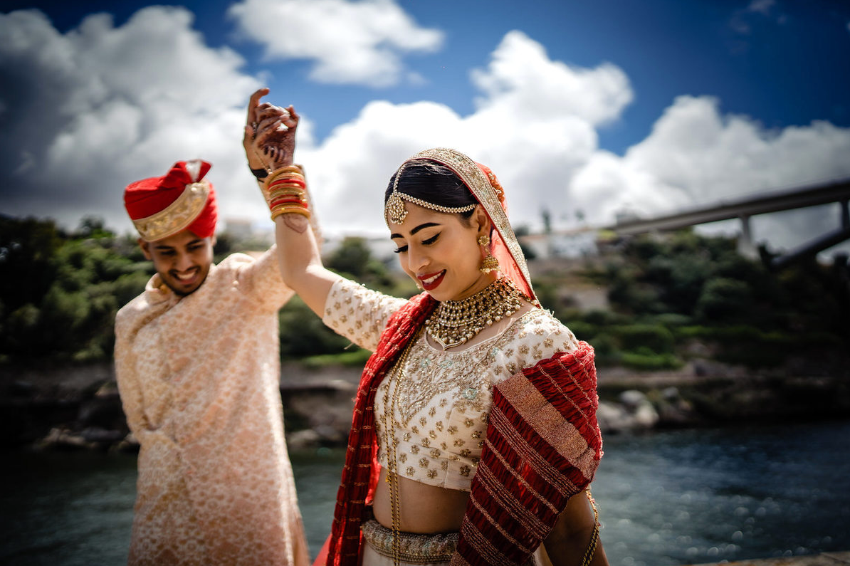 noivos com tranjes hindus a dançar em frente ao rio douro
