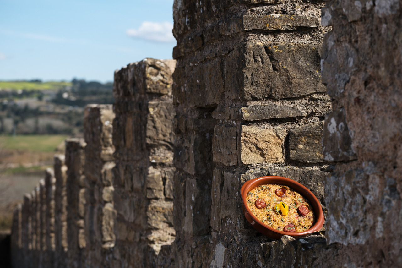 fotografia da comida na panela sobre uma muralha