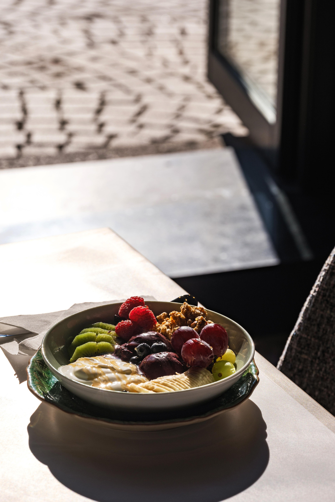 fotografia de frutas fatiadas dentro de uma tigela sobre uma mesa