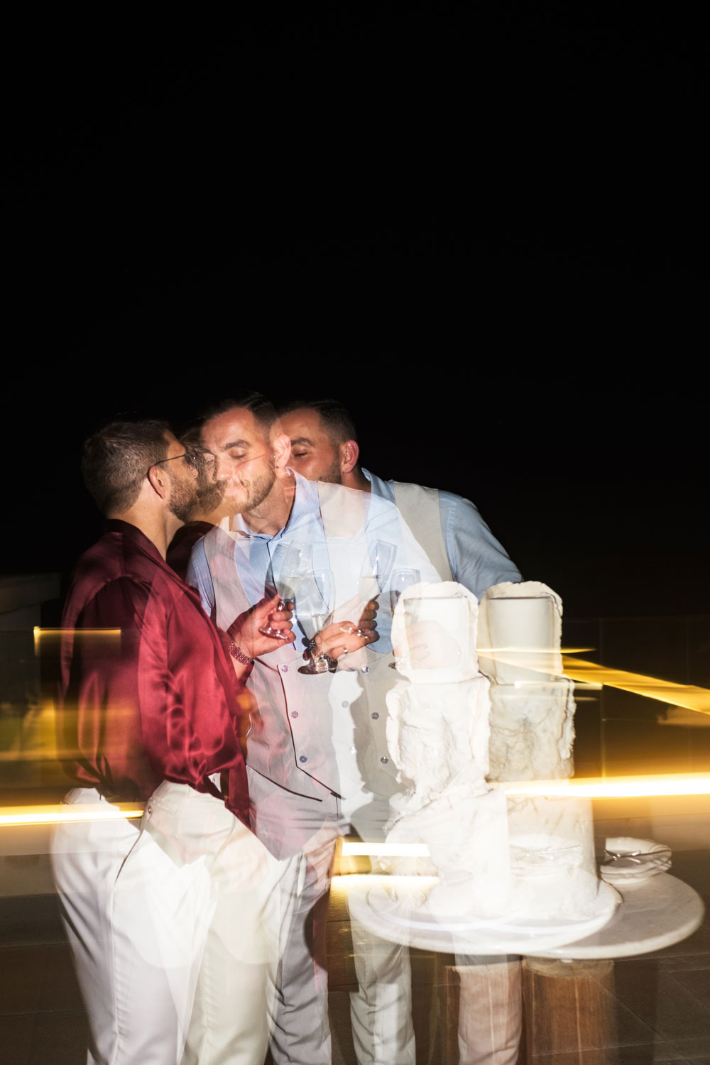 fotografia de casamento de dois noivos lgbt