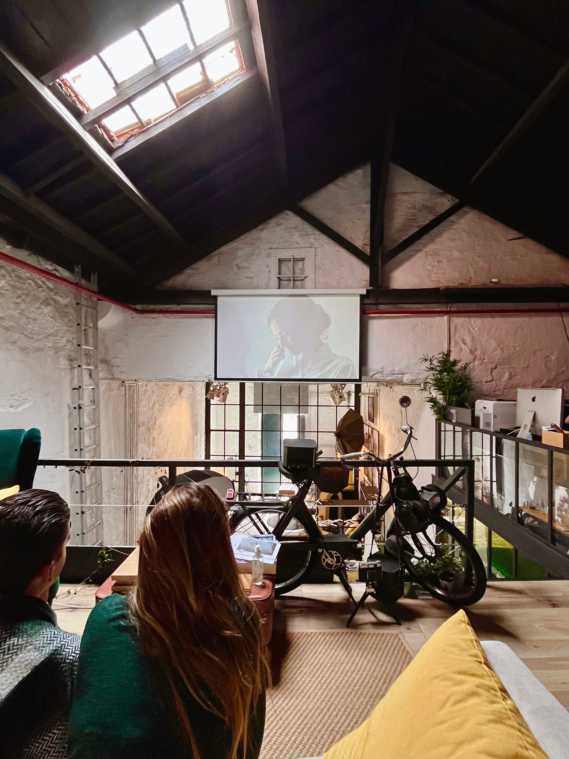 noivos no estudio filipe santos fotografia a ver o filme de casamento no projetor