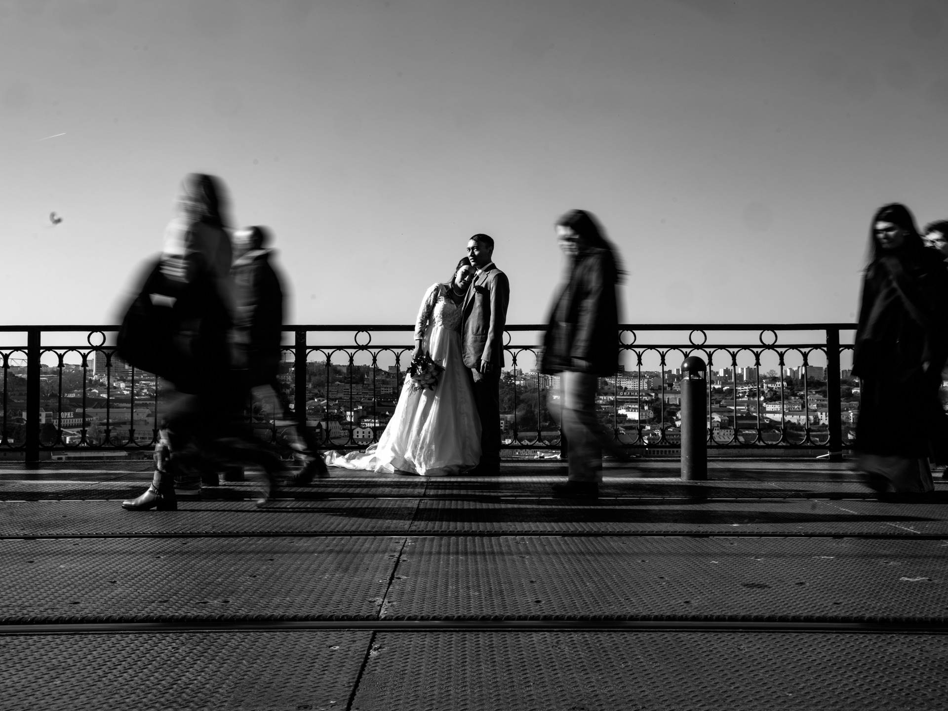 noivos em elopement wedding parados na ponte d.luis no porto