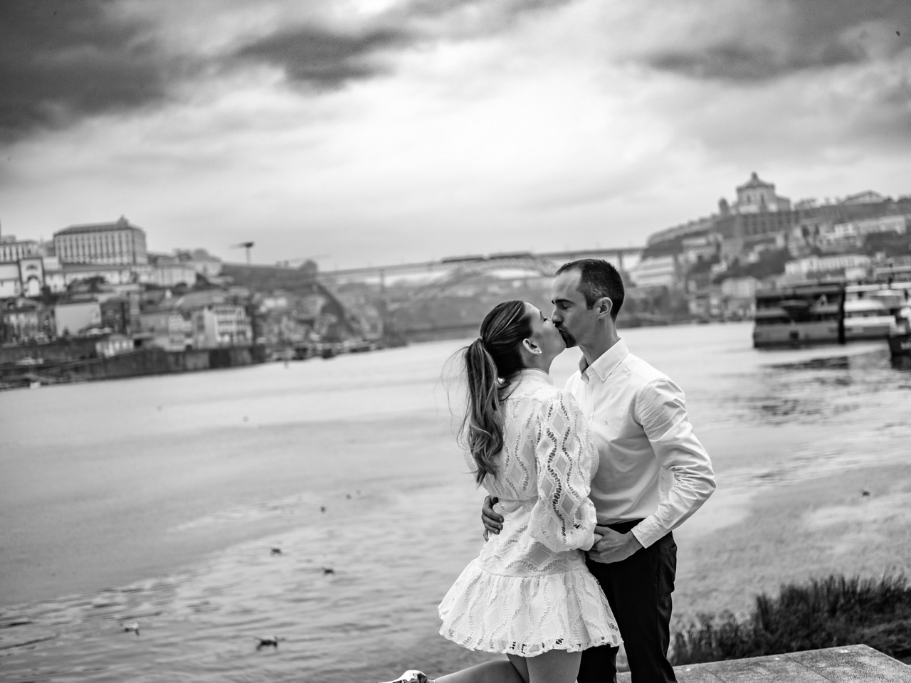 engagement photoshoot near douro river <meta property="og:image:alt" content="Relaxed documentary wedding photography in Portugal by Filipe Santos">
