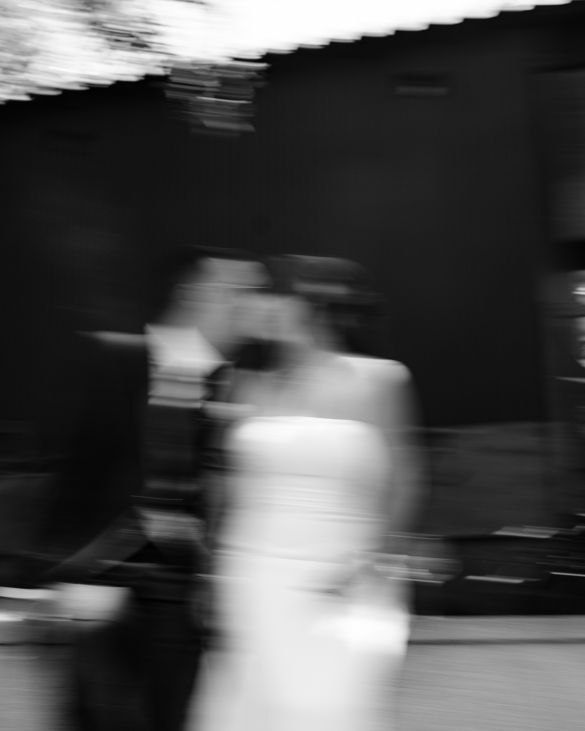 fotografia artistica a preto e branco dos noivos a beijar