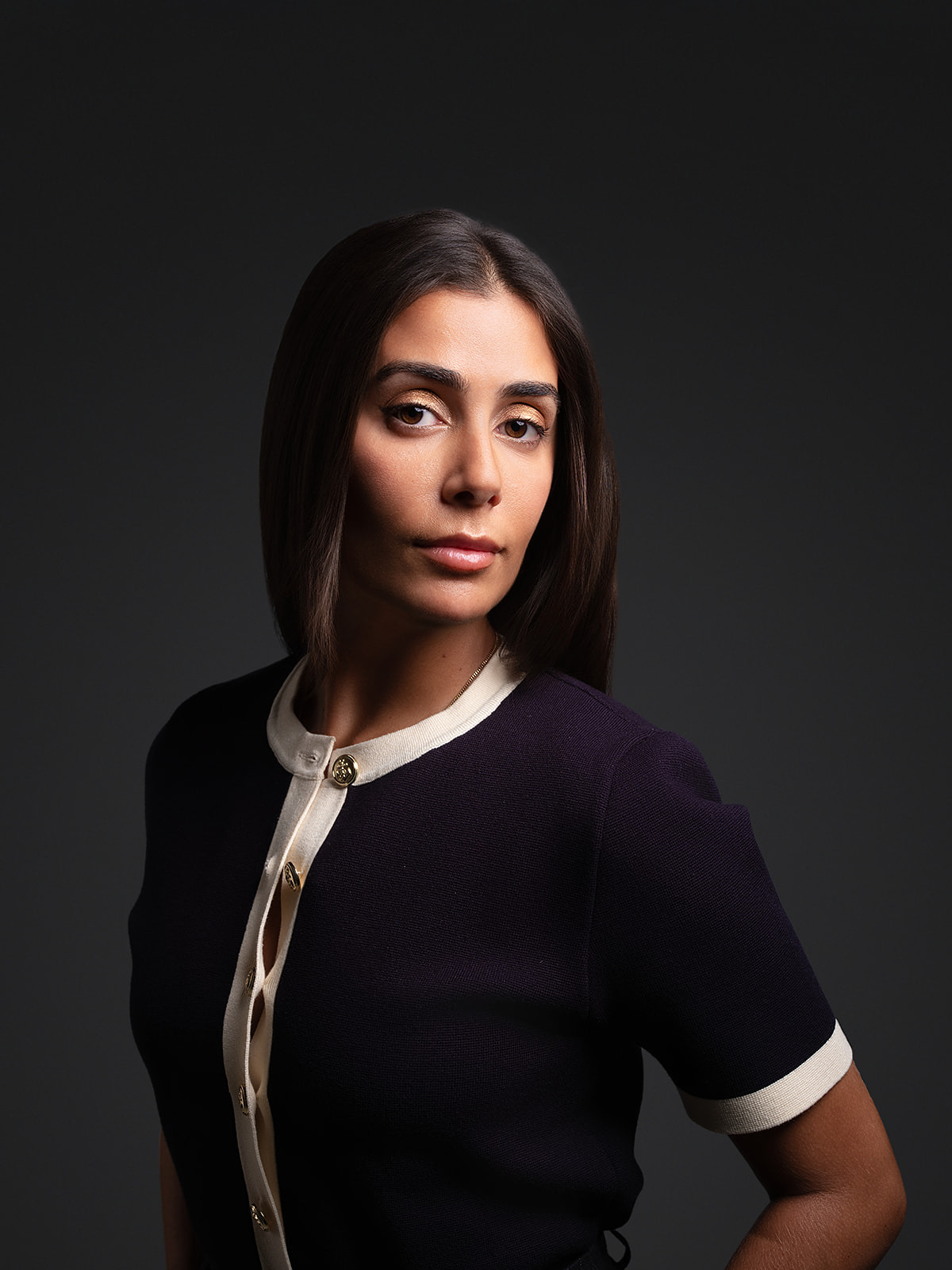 Fotografia de retrato para marketing digital e linkedin de artista de harmonização facial em fundo escuro