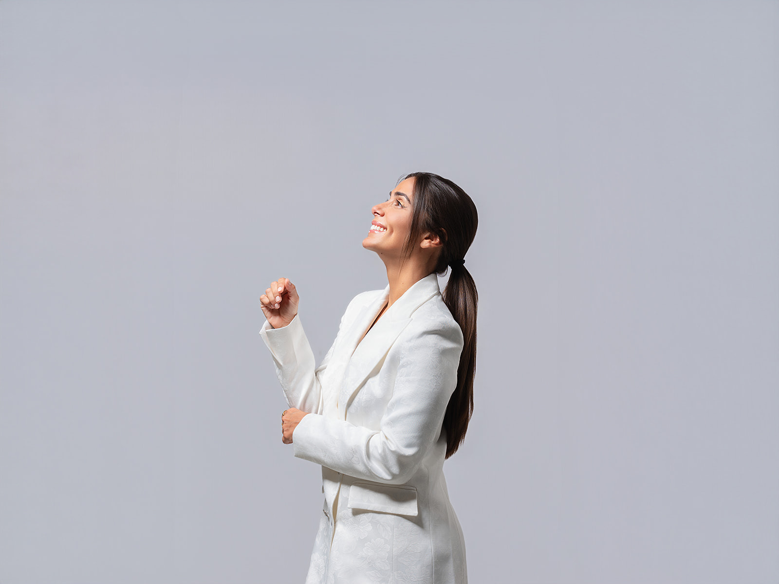 Fotografia de retrato perfil para marketing digital e linkedin de artista de harmonização facial em fundo cinzento