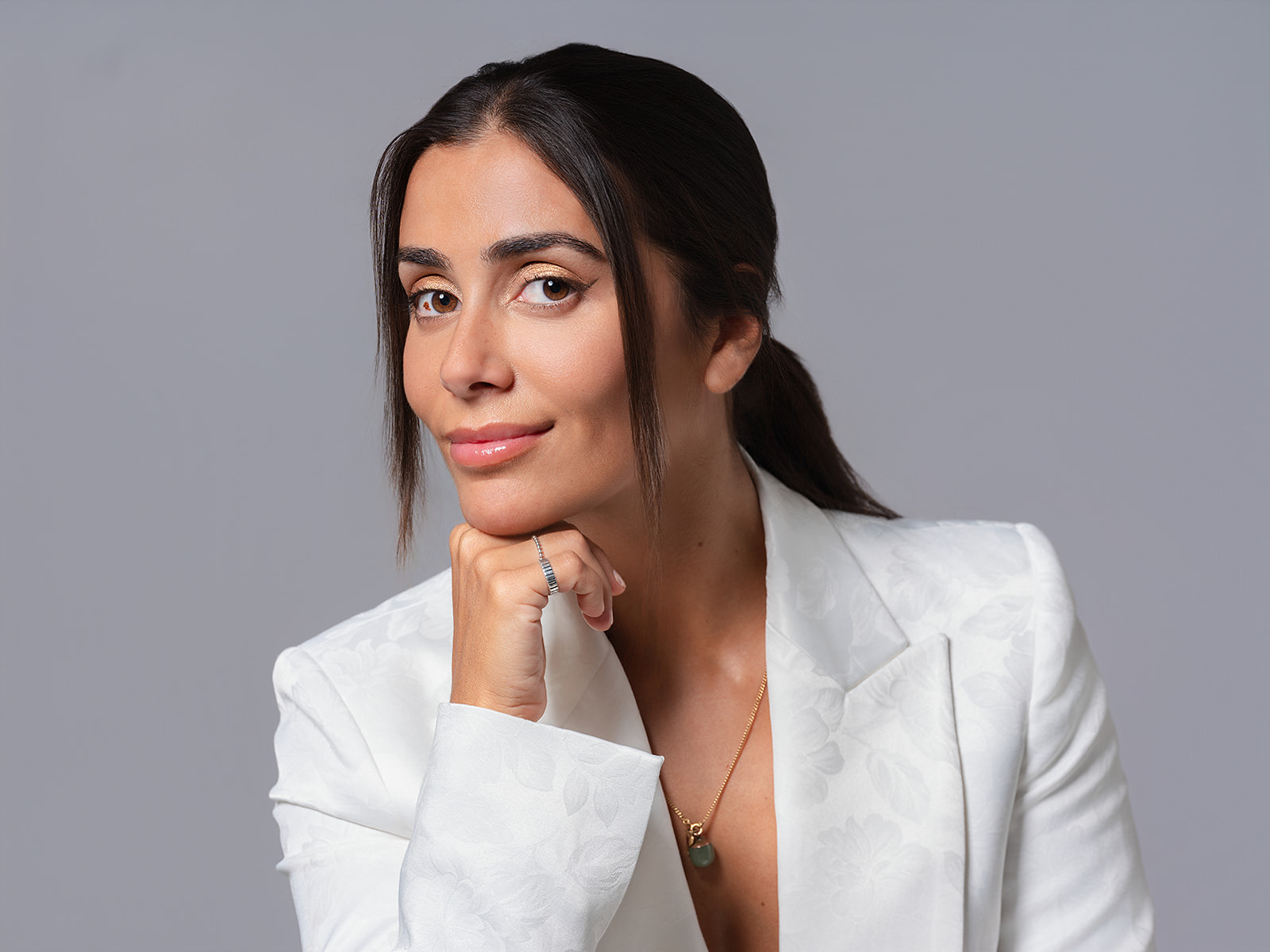 Fotografia de retrato para marketing digital e linkedin de artista de harmonização facial em fundo cinzento