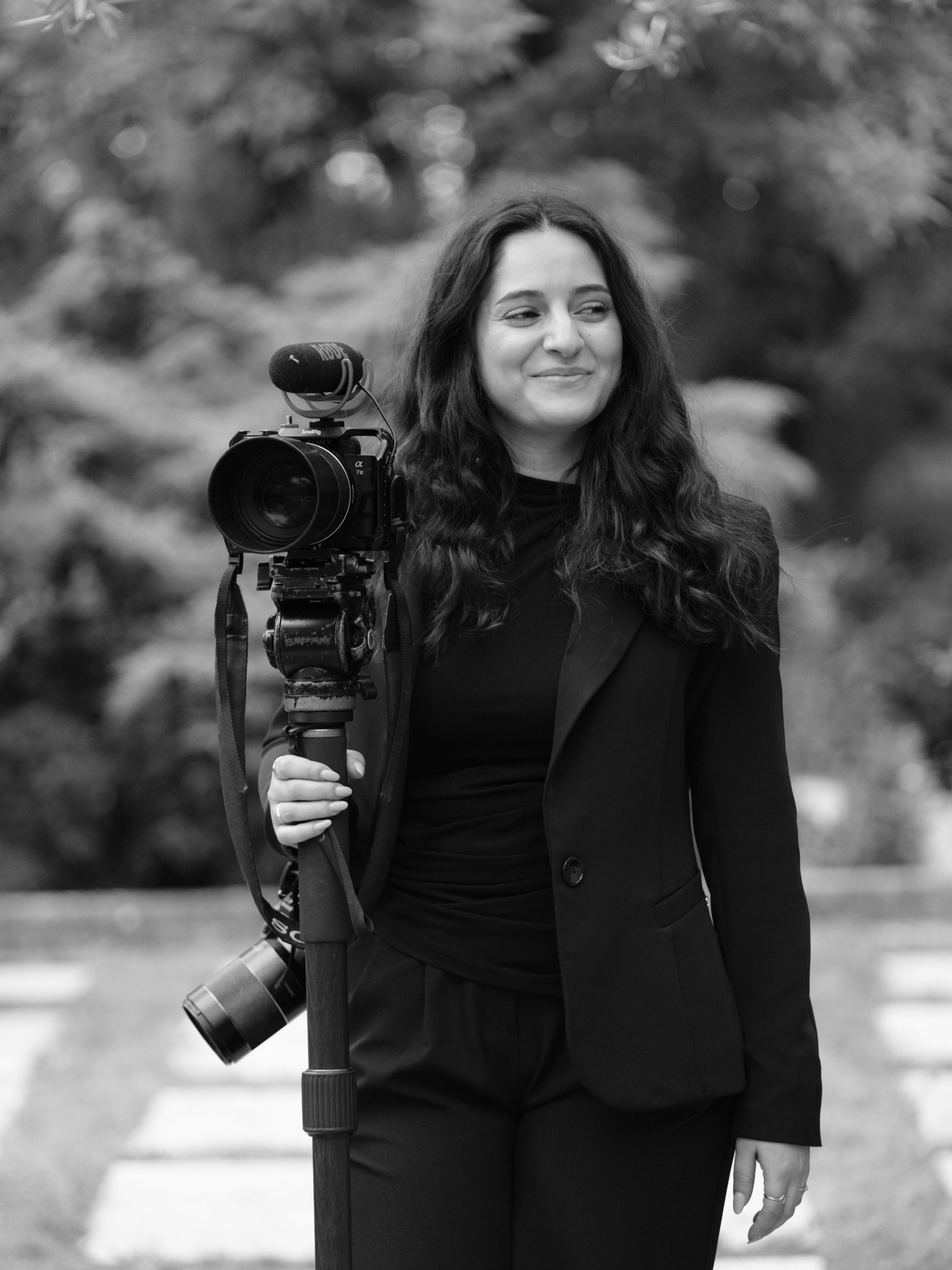 filipe santos em dia de casamento vestido de foto a sorrir enquanto fotografa os convidados