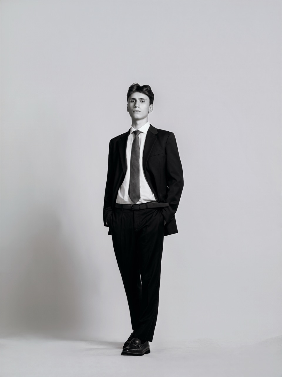 retrato profissional de advogada em fundo cinza e sentada num banco alto por Filipe Santos