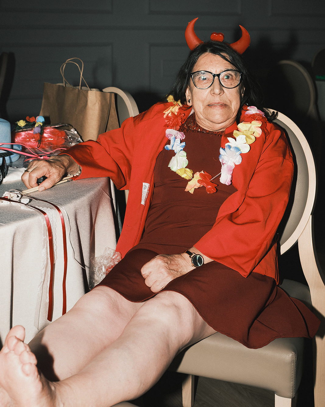 noivos com explosao de fumos coloridos enquanto brindam