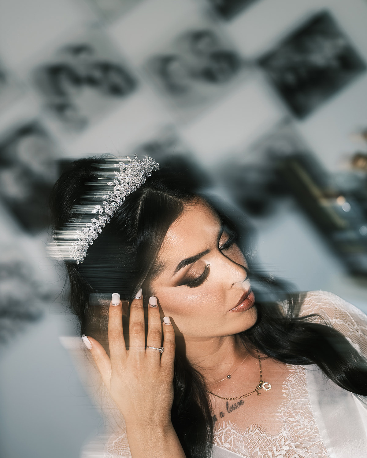 fotografia com arrastamento de noivos a passear na praia