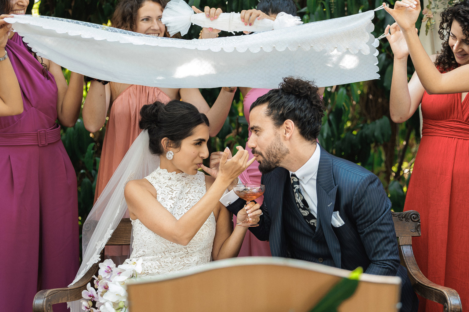 noivos abraçados de forma romantica