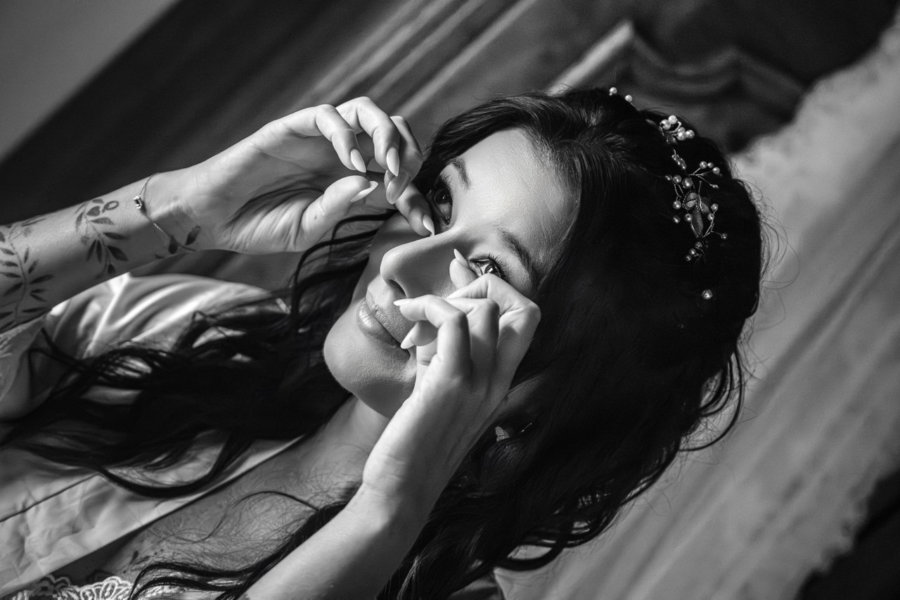 noiva com filho ao colo e a dar a papa