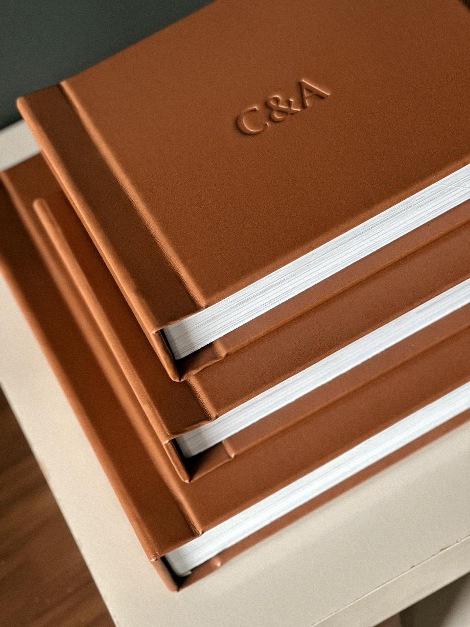 Álbum de casamento em capa de couro com fotos de casamento impressas em papel fotográfico