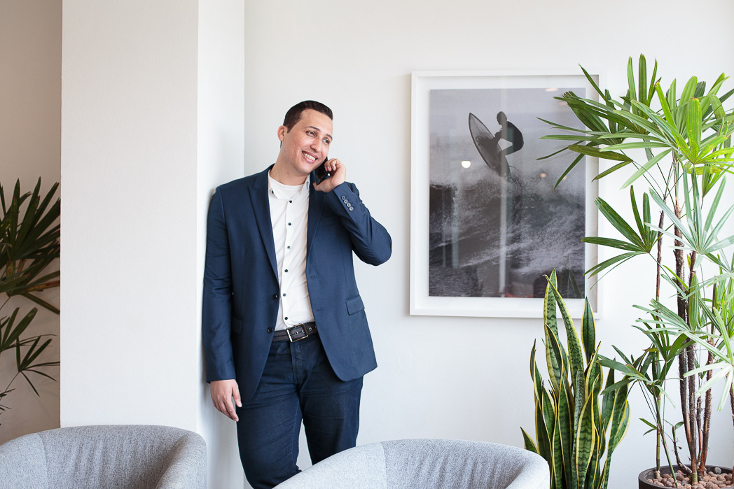 homem de terno azul falando ao telefone
