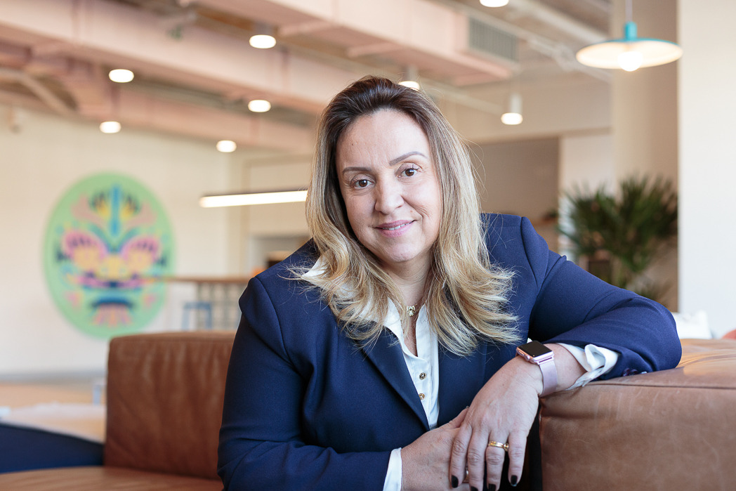 Foto de mulher loira com terno azul