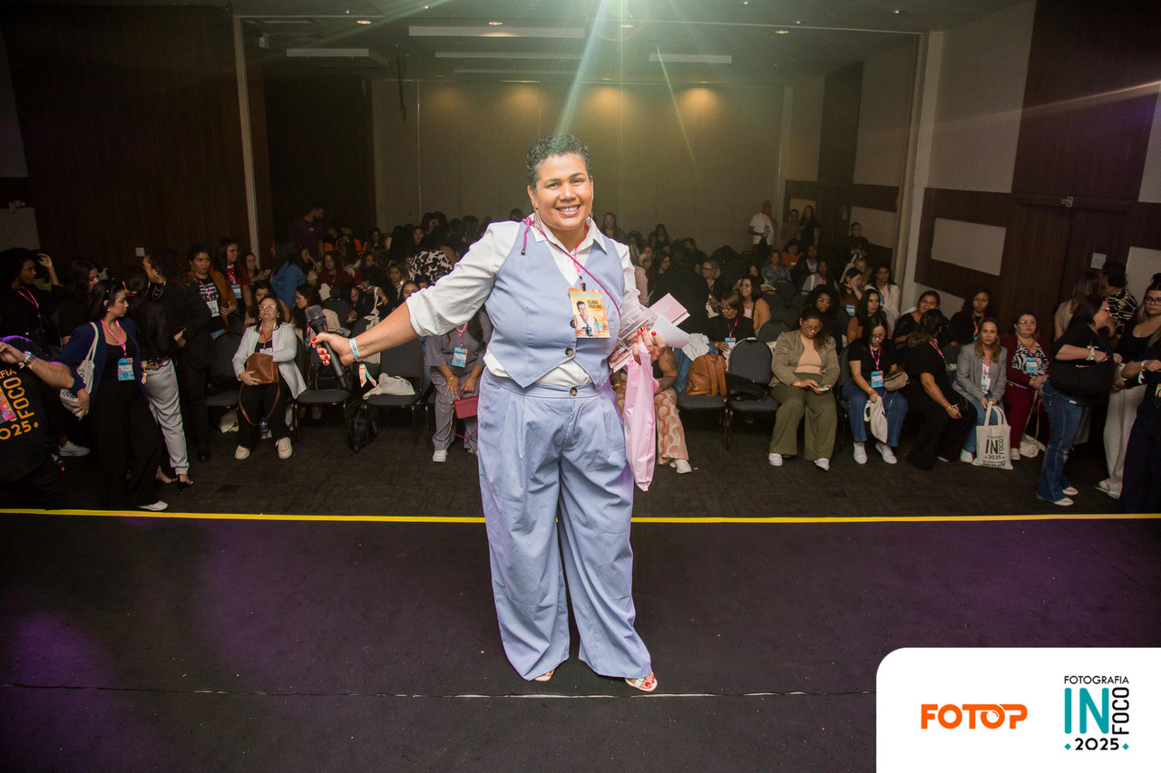 Plateia do INFoco com 200 pessoas e a MC Elana Paulino no palco