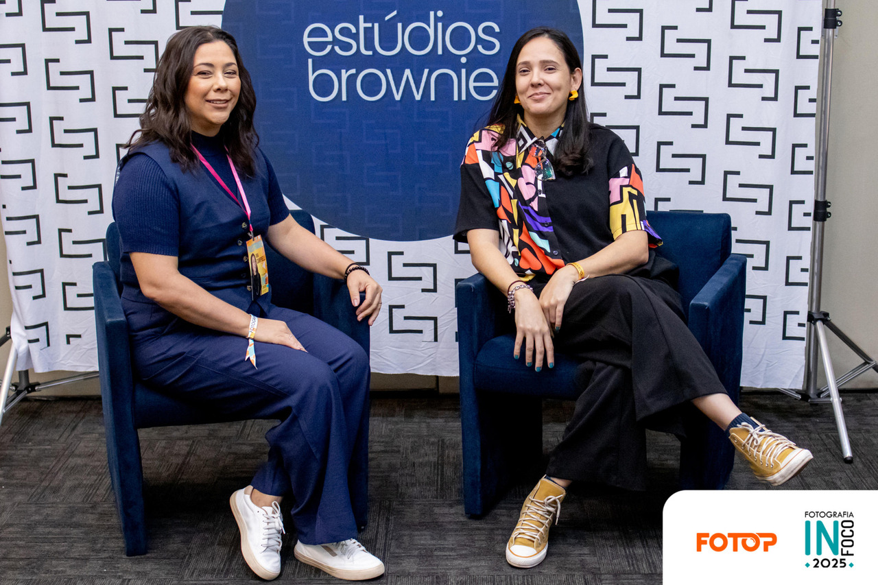 Ana Campbell entrevistando no podcast Estúdios Brownie durante o congresso de fotografia InFoco 2025 em Nova Iguaçu, destacando sua atuação como palestrante e especialista em retratos corporativos e fotografia para LinkedIn.