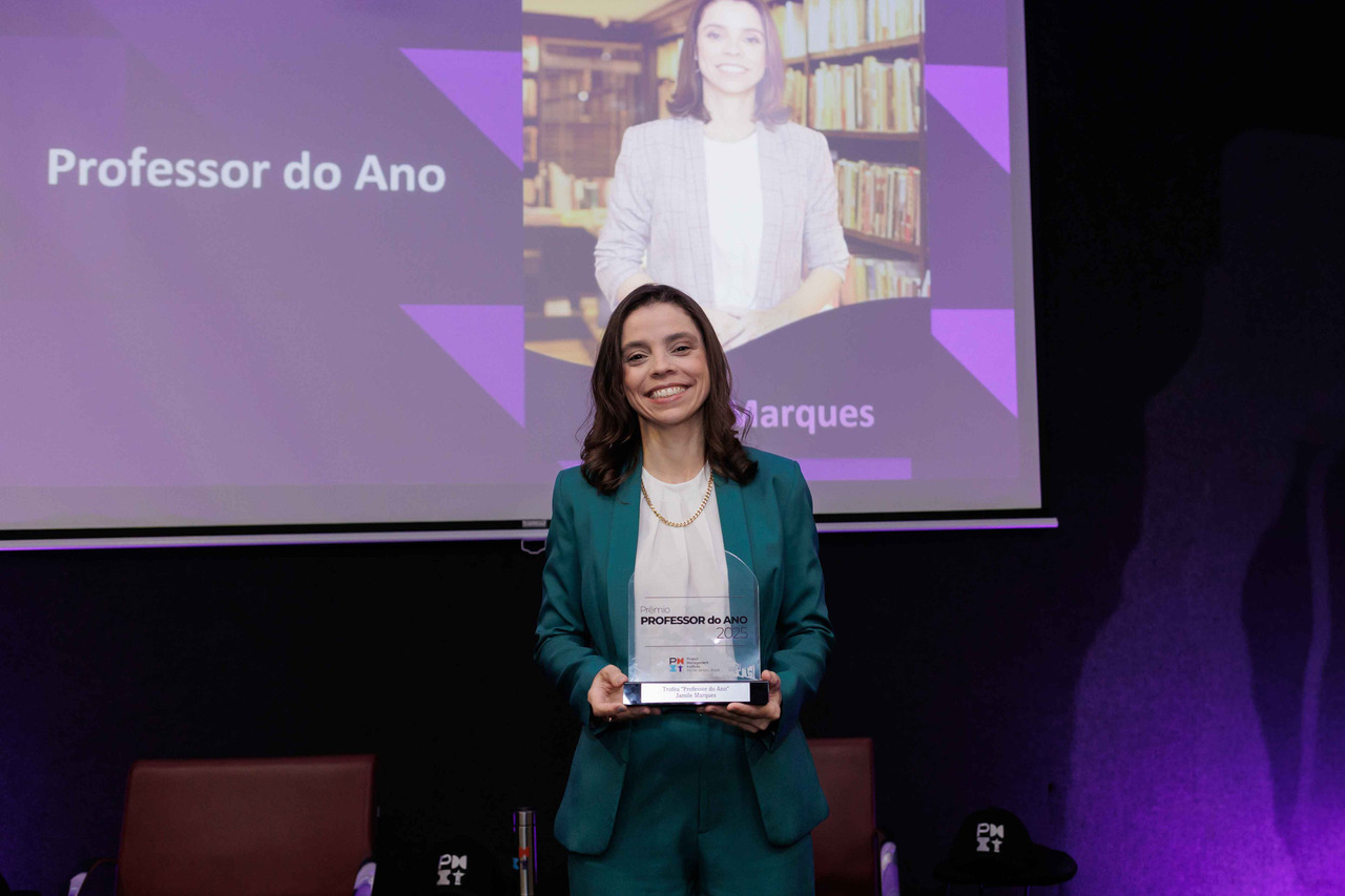Foto da cliente com o seu prêmio de professora do ano pelo pmi