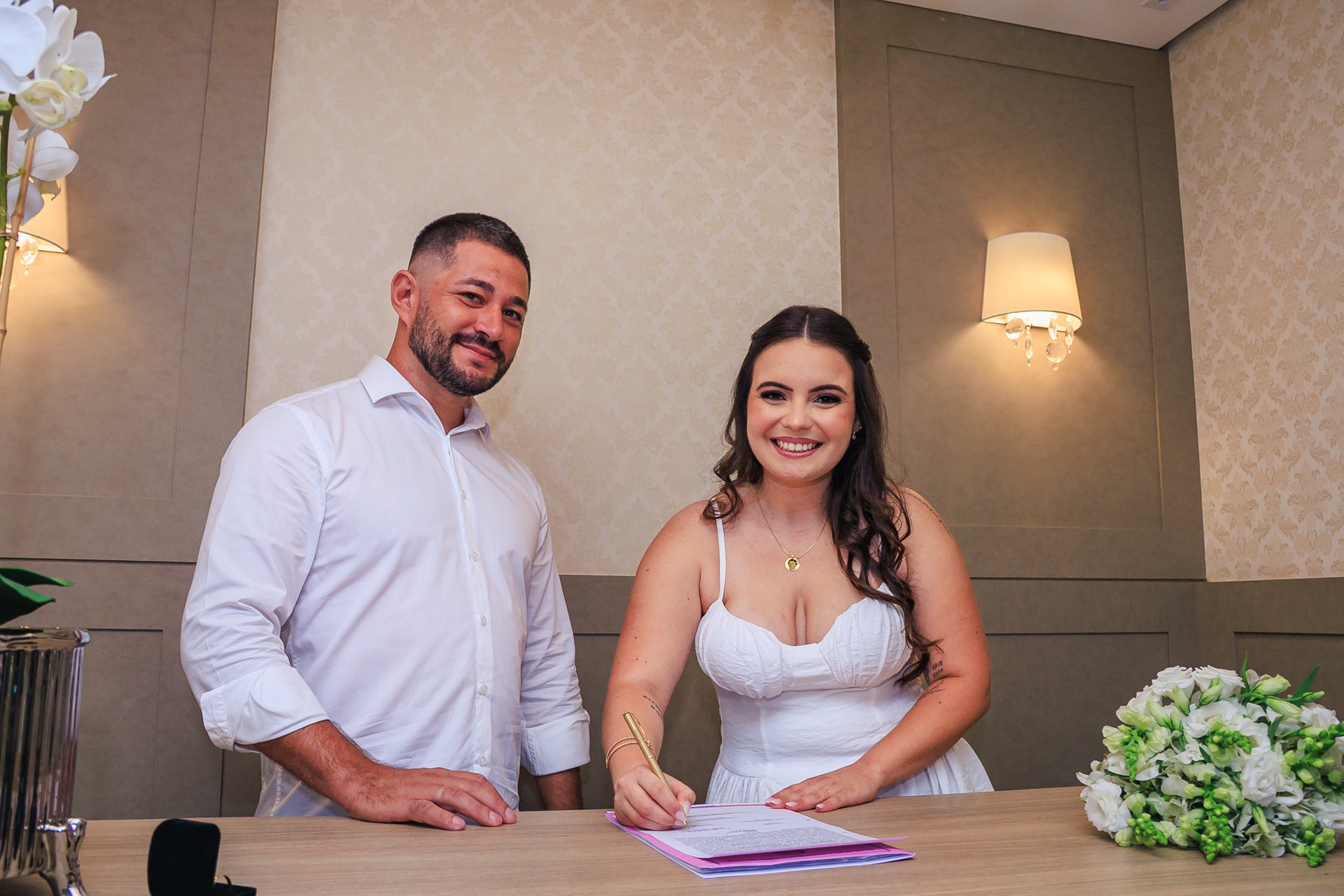 Casal assinando os documentos do casamento civil em Pedra Branca