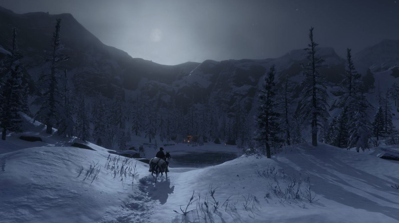 Paisagem de montanhas com chão coberto de neve e homem ao cavalo passando por trilha no centro da imagem
