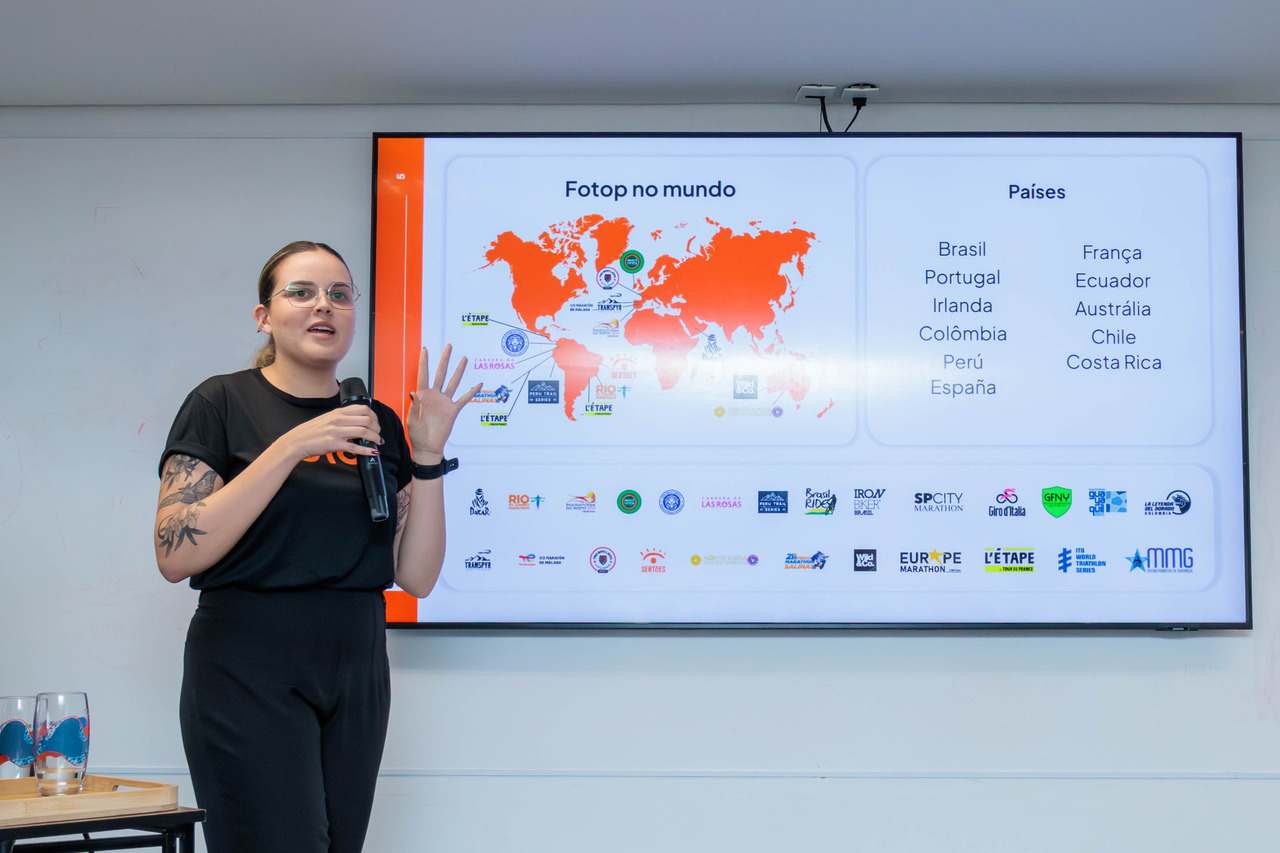 Heloiza Carvalho falando da presença da Fotop no mundo