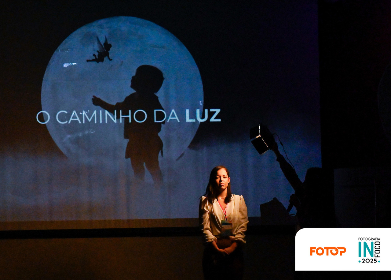 Palestra inspiradora no InFoco 2025 com projeção 'O caminho da luz', destacando fotografia, arte e criatividade no congresso de fotografia em Nova Iguaçu.