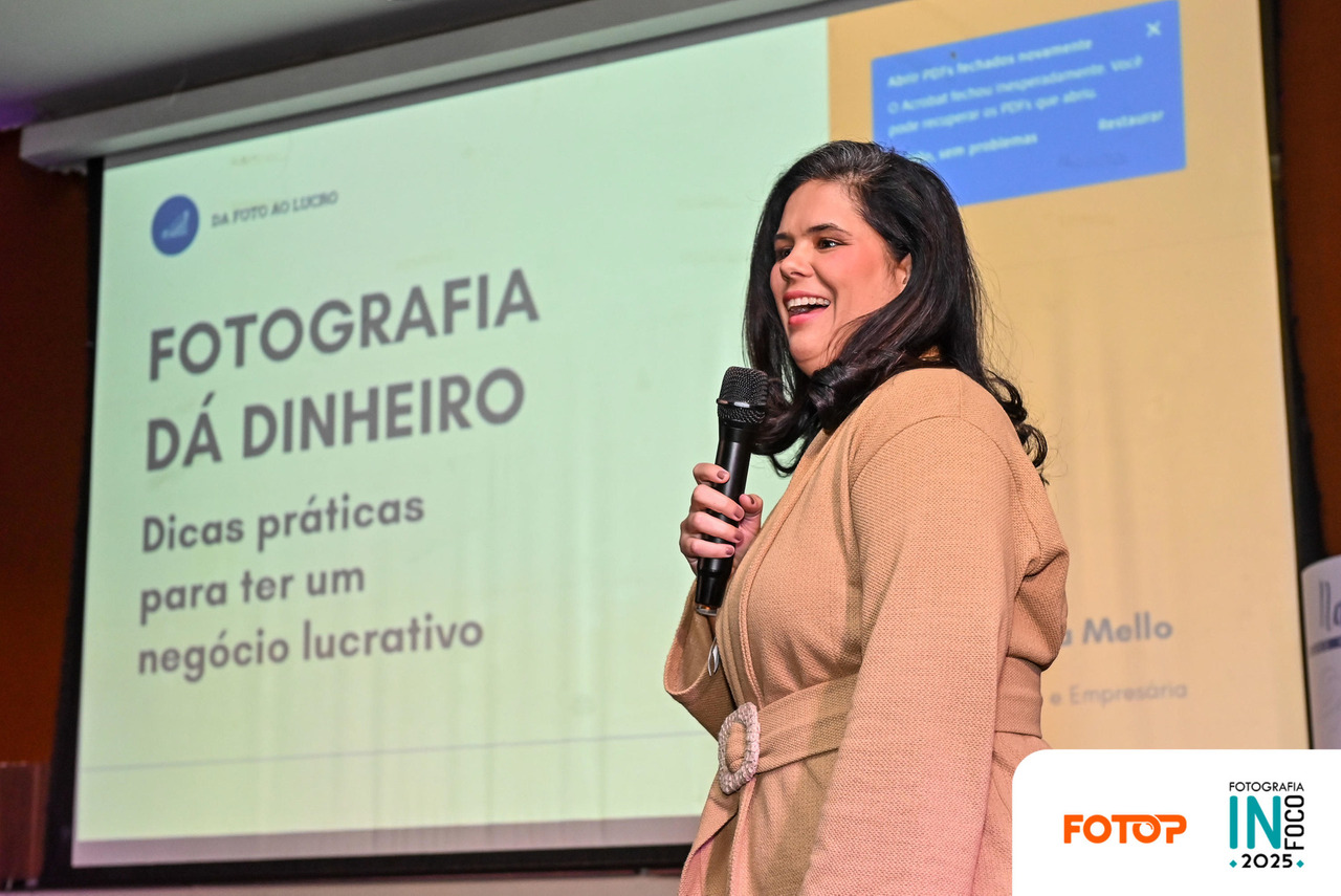 Palestra sobre negócios fotográficos no congresso InFoco 2025: palestrante apresenta o tema 'Fotografia dá dinheiro', compartilhando dicas práticas para fotógrafos transformarem a fotografia em um negócio lucrativo.