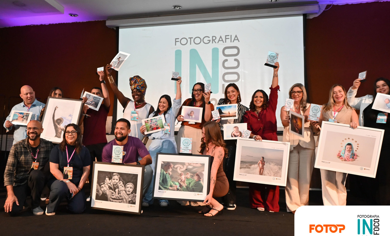 Fotógrafos vencedores do prêmio InFoco 2025 em Nova Iguaçu celebram no palco com troféus e fotos premiadas em diferentes categorias de fotografia, durante o maior congresso de fotografia da Baixada Fluminense.