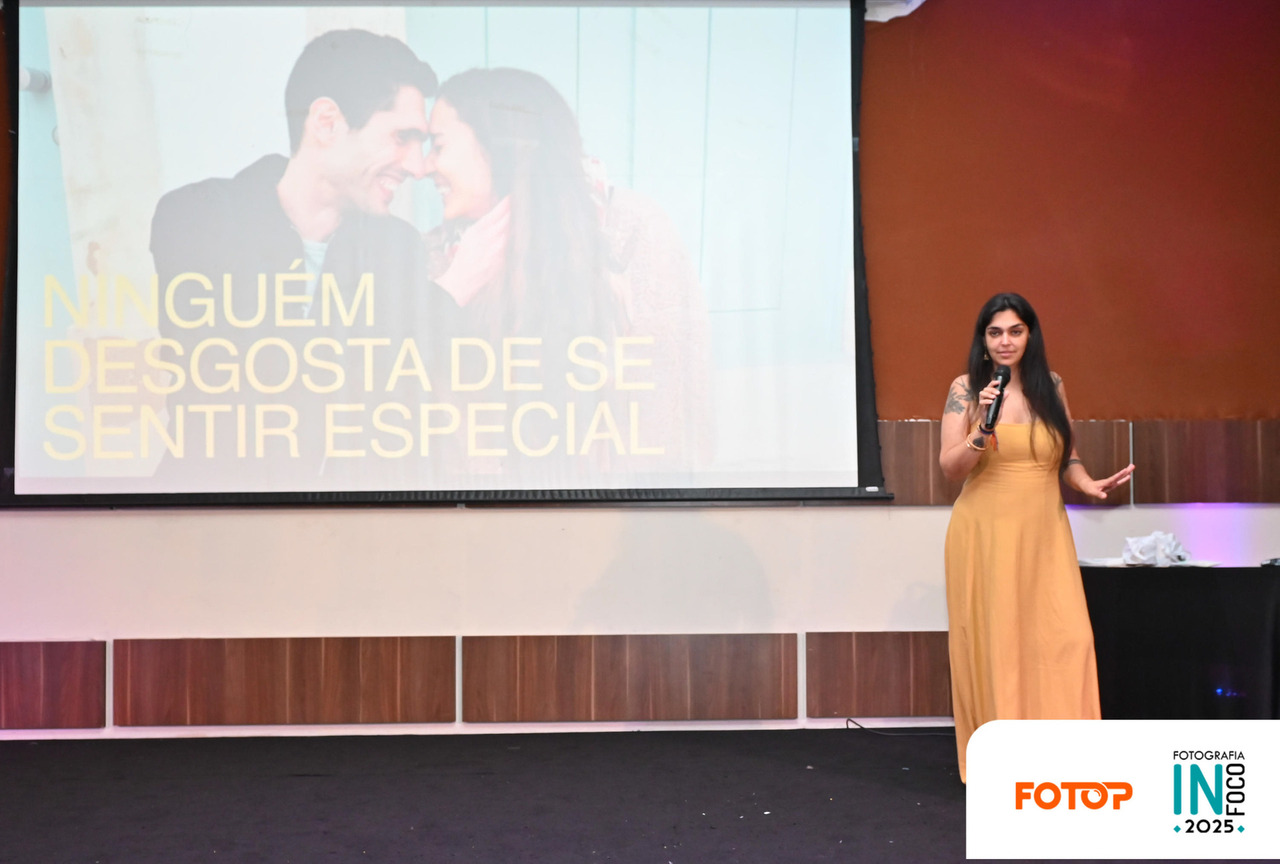 Palestra no congresso de fotografia InFoco 2025 em Nova Iguaçu: palestrante apresenta conteúdo motivacional sobre a importância de gerar experiências especiais, com a frase 'Ninguém desgosta de se sentir especial' projetada no telão.