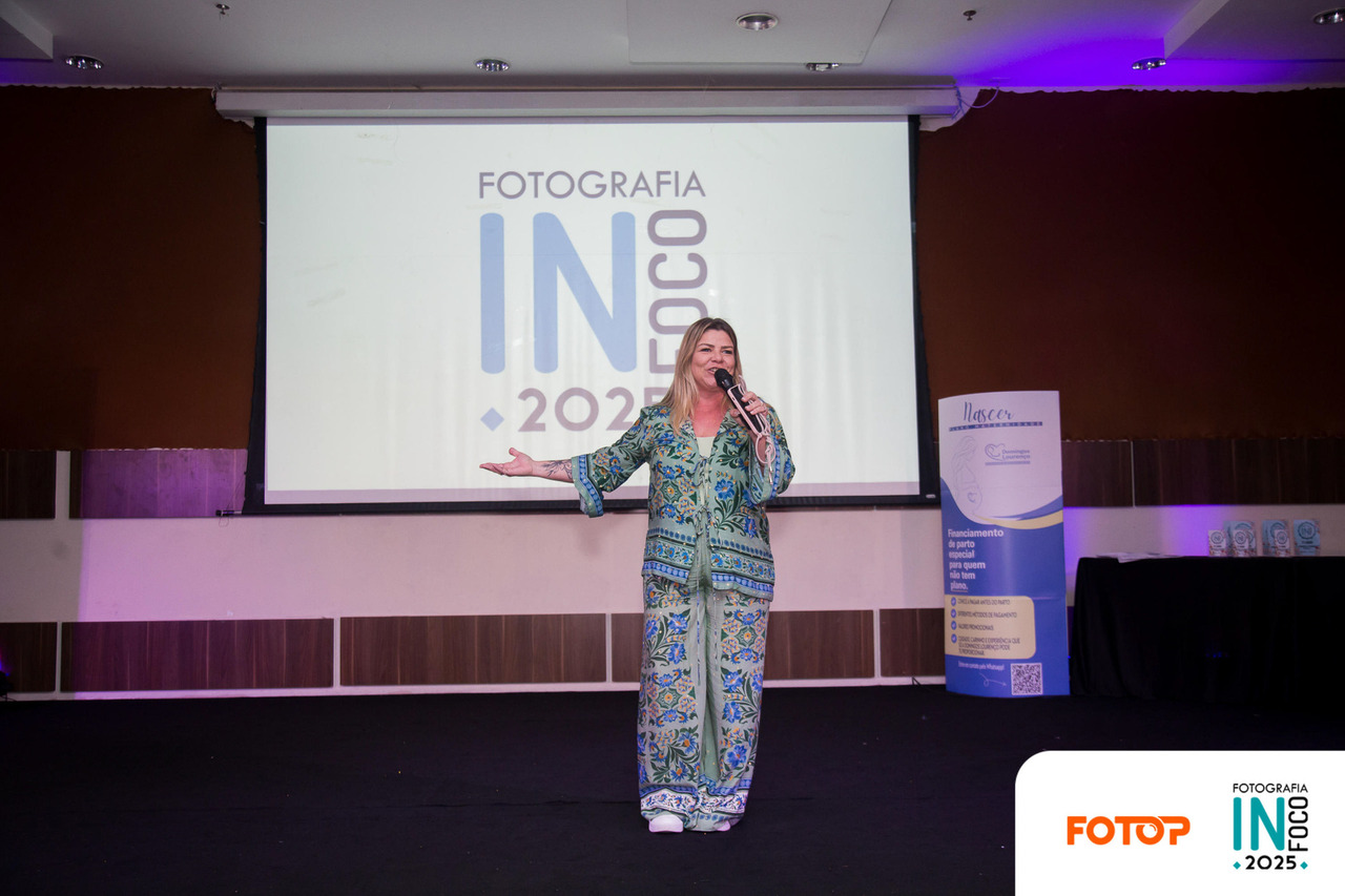 Flávia Perrin participa da abertura do InFoco 2025 em Nova Iguaçu, congresso de fotografia que reúne fotógrafos de todo o Brasil, trazendo sua experiência como organizadora do Trocando Ideias.