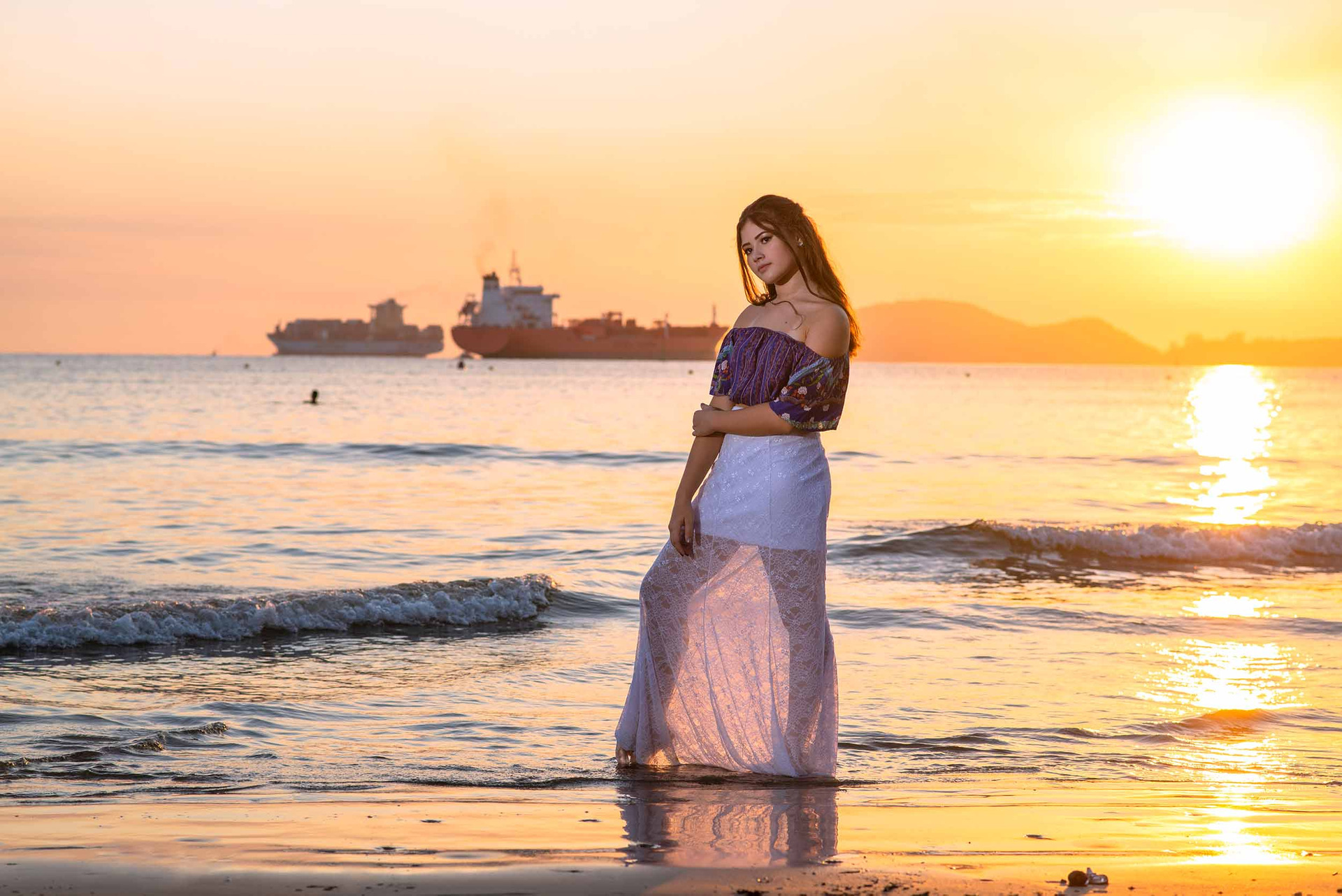 Fotografias com por do sol tem um charme especial, inicie o ensaio por volta de 16:00 horas, faça muitas fotos com a luz do horário e quando o por do sol sair a debutante já estará mais solta e as fotos ficarão incríveis.