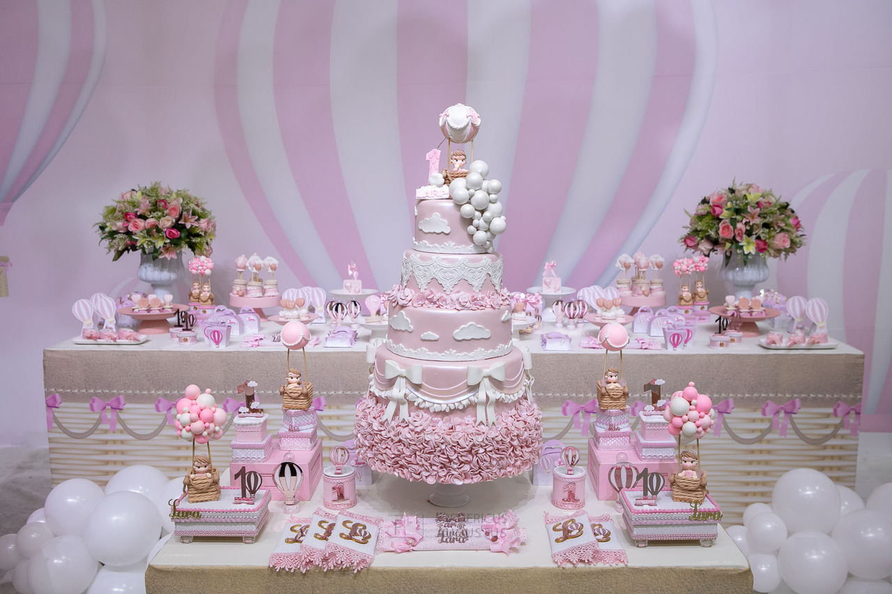 Foto na mesa do bolo decorada com o tema de meninas de Balões 