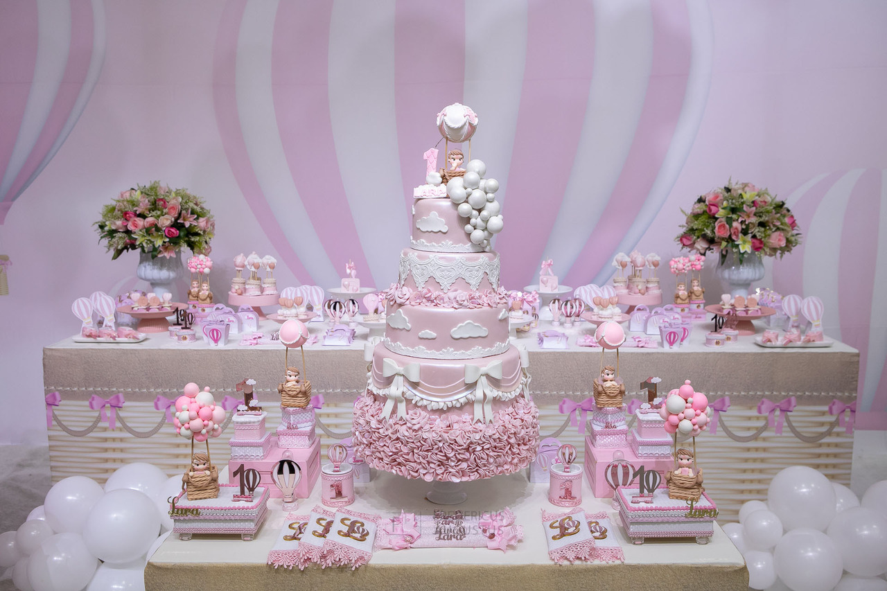 Foto na mesa do bolo decorada com o tema de meninas de Balões