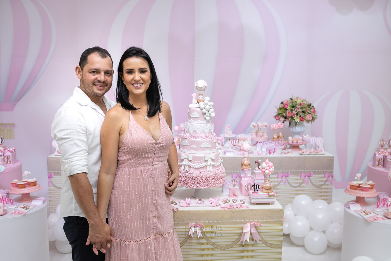 Foto na mesa do bolo decorada com o tema Balões dos pais da aniversariante