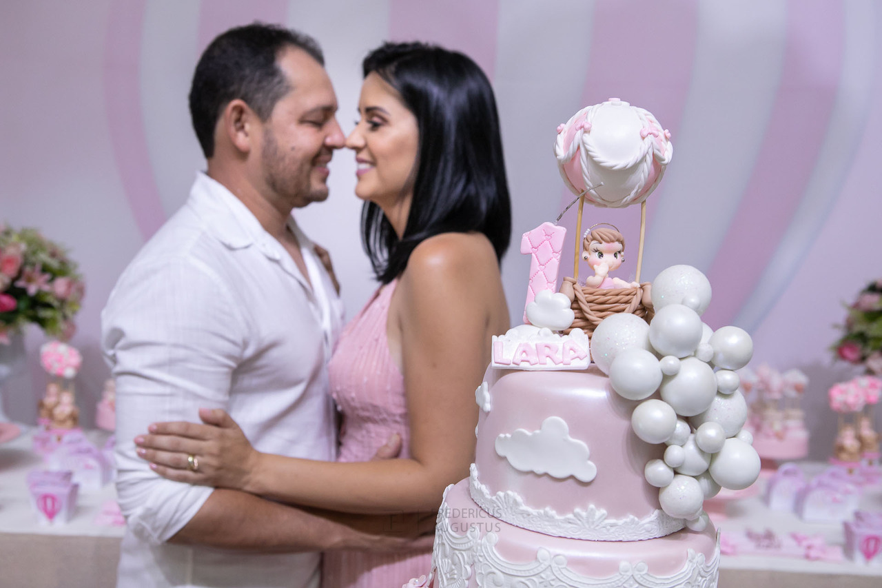 Foto na mesa do bolo decorada com o tema Balões dos pais da aniversariante