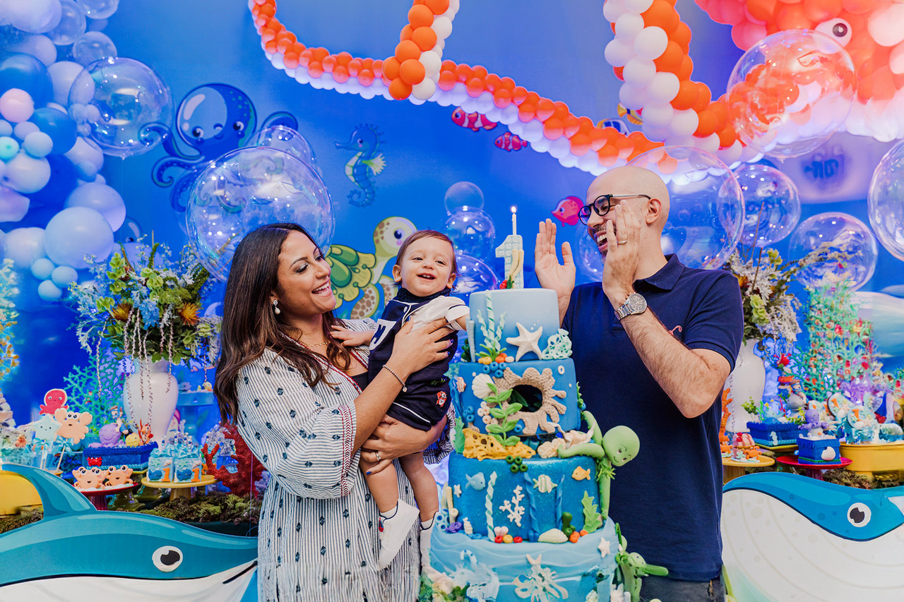 Fotografia de festa infantil, capturando todos detalhes, a alegria da família e a intimidade da comemoração. Um olhar afetivo para registrar cada momento de forma autêntica e emocionante. Ideal para quem deseja fotos espontâneas e cheias de sentimento no aniversário dos pequenos.