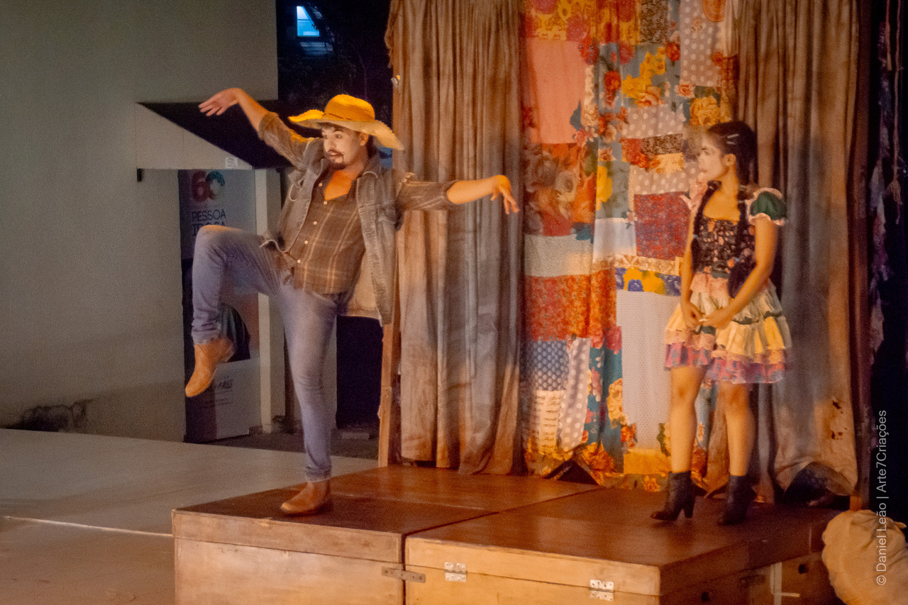 Expressão intensa de personagem durante o espetáculo Anarriê, registrada em Palmas