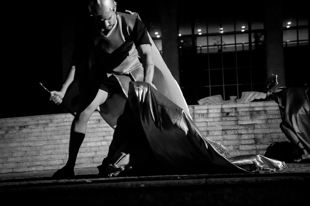 Esta imagem em preto e branco destaca a força e a autoridade em contraste com a vulnerabilidade do momento.